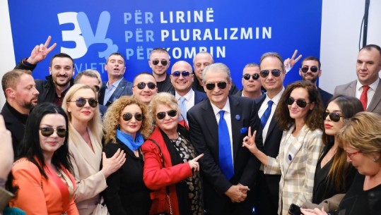 VIDEOLAJM/ Demokratët nuk harrojnë syzet e zeza për foton me Sali Berishën në ceremoninë e 32 vjetorit të themelimit të PD