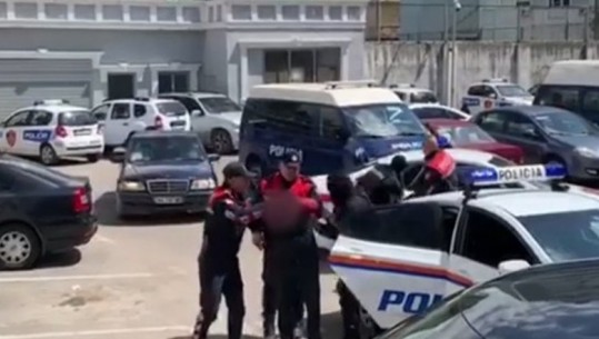 Tentoi të hynte në Shqipëri me pasaportë false, kanabis e 12 mijë euro të padeklaruara, arrestohet turku 41-vjeçar në Potin e Durrësit