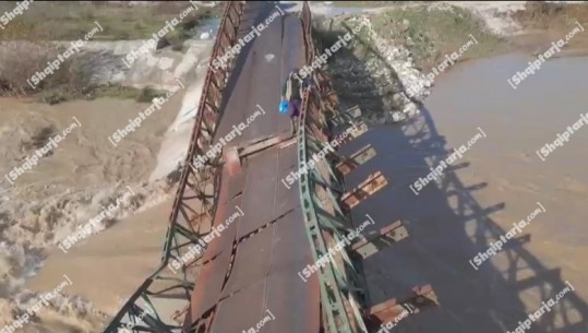 Delvinë/ Banorët prej 1 muaji e gjysmë rrezikojnë jetën në urën e shembur, nis çmontimi i saj! Prefekti Mamaj: Vendoset për 20 ditë (VIDEO)