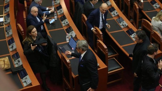 FOTOGALERI/ Të gjithë deputetët e ‘Rithemelimit’ në shërbim të Berishës, njëri i vesh pallton, tjetri e shoqëron deri të ‘Foltorja’