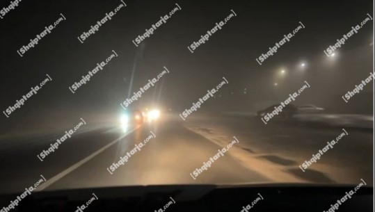 Përfshihet nga mjegulla aksi rrugor Milot-Fushë Krujë, krijohet vështirësi në qarkullimin e automjeteve (VIDEO)
