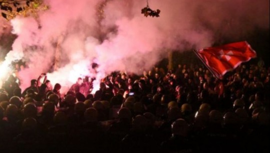 Përshkallëzohet protesta në Mal të Zi, protestuesit sulmojnë deputetin shqiptar dhe kolegun e tij