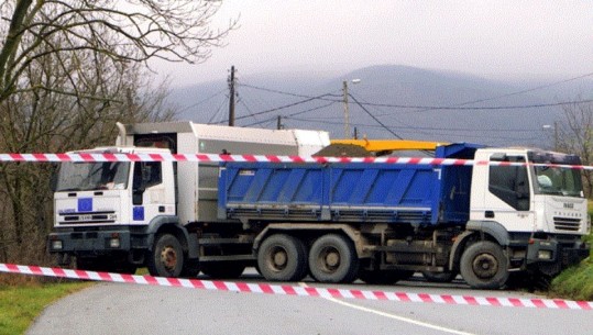 Tensionet në veri të Kosovës, barrikadat mbeten në vendet e njëjta