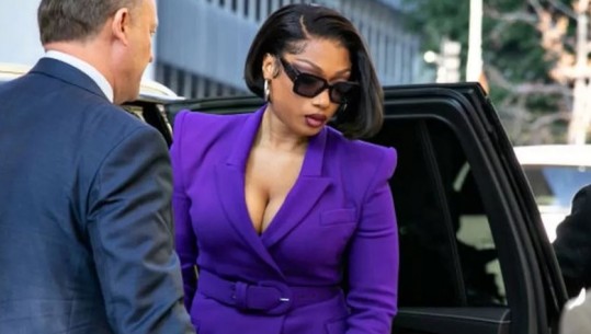 Reperja e njohur akuzon kolegun se e qëlloi me armë zjarri, përlotet në gjykatë: Do të doja të më kishte vrarë