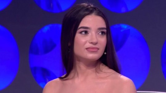 I komentoi në foton e saj, Sindi Loci mallkon ndjekësen: Të vdektë fëmija