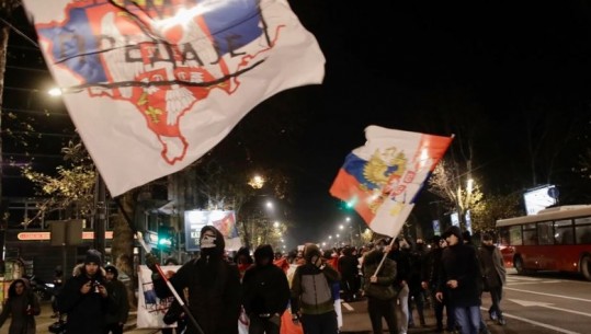 Kush janë njerëzit me maska që 'po e mbrojnë Kosovën në Beograd'?