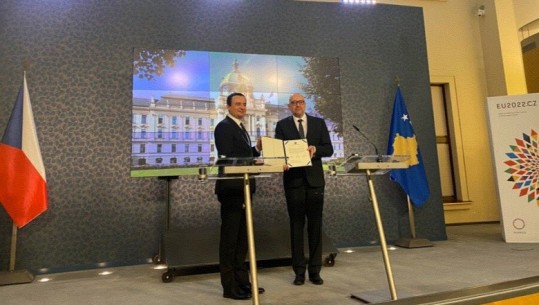 Kurti dorëzon aplikimin për anëtarësimin në BE në Pragë: Ditë historike për popullin e Kosovës