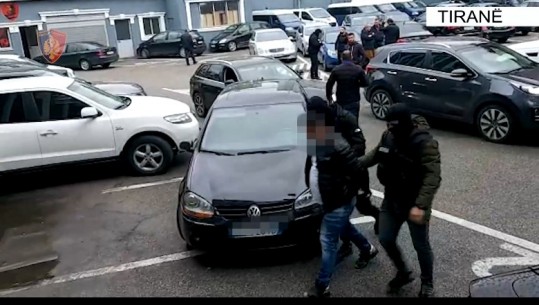 Operacion anti-drogë në Tiranë, 2 të arrestuar, 1 në kërkim! U gjenden 2 kg kokainë, euro e lekë