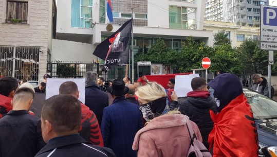 ‘Jemi një’, ‘Pa u vra tradhtia nuk bashkohet Shqipëria’, mesazhet e protestuesve para ambasadës së Serbisë në Tiranë (FOTO)