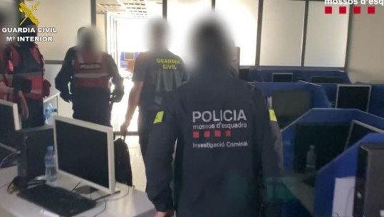 Pjesë e grupit të Amant Josifit që mashtruan 2.4 mld euro me Call Center-at, arrestohet brenda avionit 33-vjeçari spanjoll, një nga drejtuesit e lartë të skemës