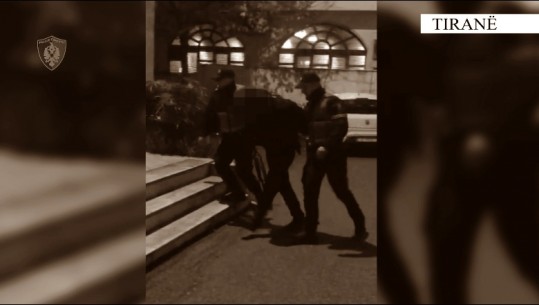 Tiranë/ Miku i Ervis Martinajt kapet me armë në makinë te ‘Komuna e Parisit’! Valentino Kaçorri i dënuar për vrasje e trafik armësh e subjekt i OFL-së