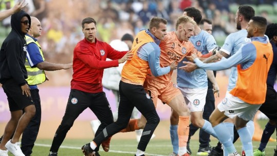 VIDEO/ Në fushë edhe futbollisti shqiptar, derbi kthehet në përleshje masive! Gjakoset portieri, ndërpritet ndeshja