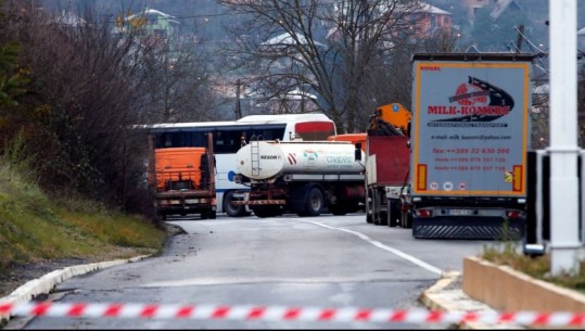 Tensionet në veri të Kosovës, vendosen barrikada të reja në Zveçan! Lista Serbe kërcënon Kurtin e Sveçlën: Nëse hiqen me dhunë, do tregojmë forcën