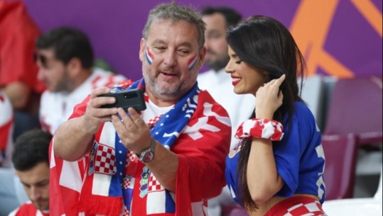 FOTO/ Kroacia zbret në fushë, Ivana Knoll tërheq vëmendjen në tribuna