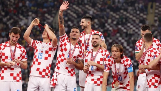 VIDEO/ Mungon trofeu dhe fishekzjarret, Kroacia merr medaljen e bronztë në Botëror! I pranishëm Infantino
