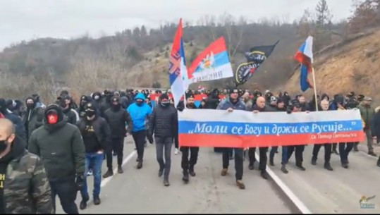 Protestuesit ekstremist serb shkojnë në kufi, thërrasin 'Kosova është zemra e Serbisë', NATO dhe KFOR shtojnë forcat mbrojtëse