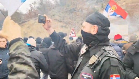 VIDEO/ Ekstremistët serb tentojnë të thyejnë kordonin policor, ndalohen në kufi