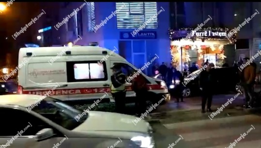 Aksident në Elbasan, mjeti përplas 2 këmbësoret! Transportohen drejt spitalit (VIDEO)
