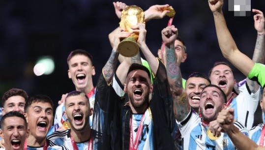 VIDEO/ Messin e veshin si sheik, kapiteni i Argjentinës ngre në qiell trofeun e Kupës së Botës! Emocione në Katar