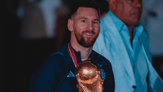 VIDEO/ Messi dërgon Kupën e Botës në shtëpi, mijëra argjentinas 'derdhen' në shesh! Festë deri në orët e para të mëngjesit, e marta pushim zyrtar