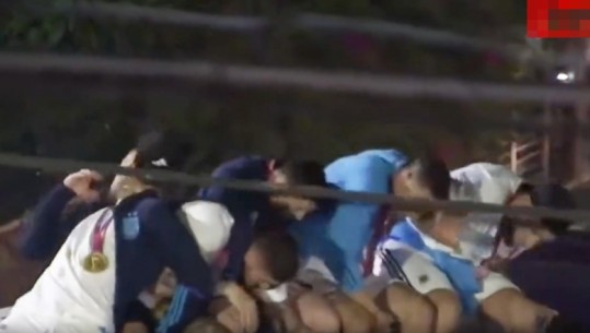 VIDEO/ Duke festuar në Buenos Aires, Messi me shokë për pak rrëzohen nga autobusi