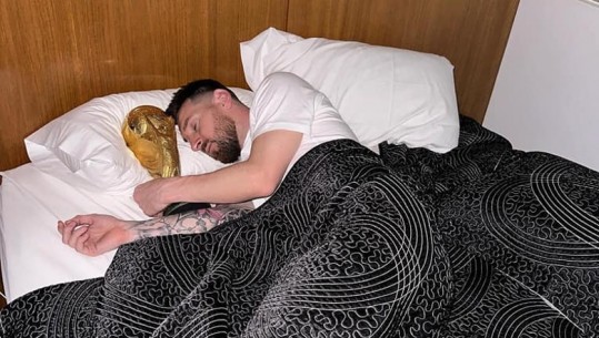 FOTO/ Lionel Messi 'tradhton' Antonelën, fle me trofeun e Kupës së Botës