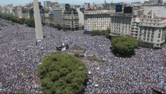 VIDEO/ Festa nuk ka fund në Argjentinë, Messi udhëheq ekipin mbi autobus! Mijëra tifozë vijojnë të qëndrojnë në shesh