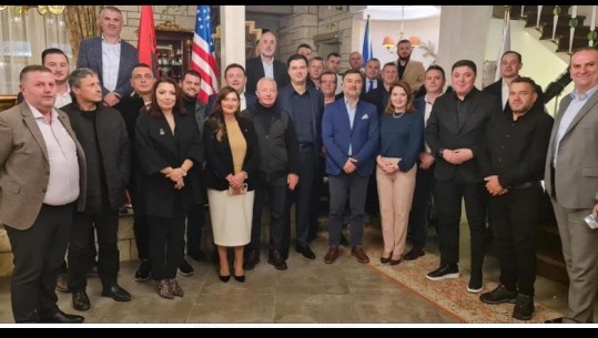 FOTO-LAJM/ Me flamurin e SHBA-së pas, Basha dhe Alibeaj takim mes demokratëve në Tiranë
