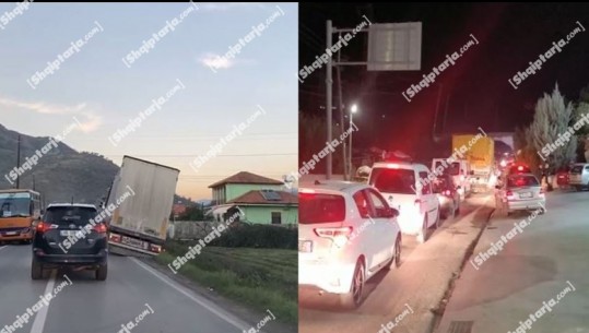 Dalja nga rruga e trailerit me targa të huaja në hyrje të Elbasanit shkakton radhë kilometrike makinash! Tentohet devijimi i trafikut (VIDEO)