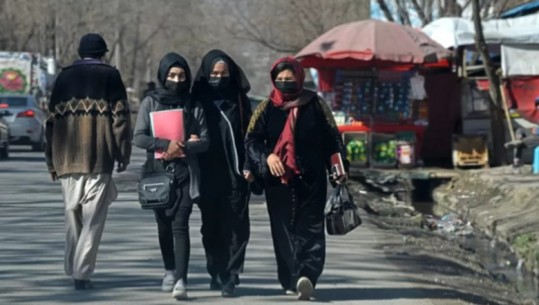 Afganistan/ Talebanët mbyllin universitetet për gratë, pritet të hyjë në fuqi menjëherë, SHBA dhe Britania dënojnë vendimin