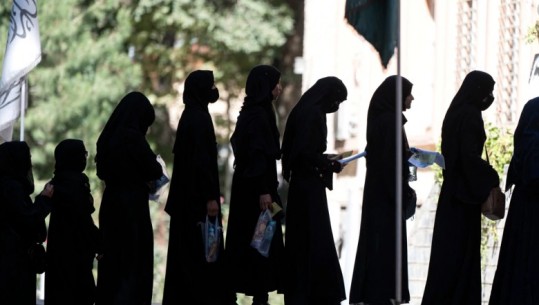 SHBA dhe Britania dënojnë vendimin e talebanëve për ndalimin e shkollimit të grave: Nuk mund të jenë anëtarë të komunitetit ndërkombëtar,cënojnë të drejtat e njeriut