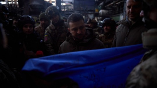 Bakhmut, ushtarët i dorëzojnë Zelenskit flamurin për Kongresin Amerikan në shenjë falenderimi