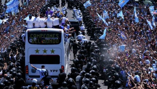 Miliona tifozë në rrugë bllokojnë autostradat, anulohet festa e Argjentinës me autobus të hapur! Futbollistët ngjiten në helikopter