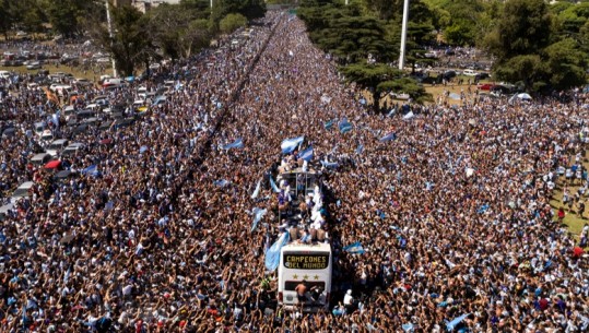 Festimet e Argjentinës kthehen në tragjedi, bie nga çatia i riu, në koma 5-vjeçari! Kaos në rrugë