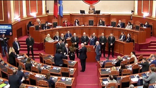 VIDEO nga sherri brenda PD-së në Kuvend! Deputetët e Berishës: Pse na keni hequr nga grupi? Alibeaj: Mos ma bëj dorën ashtu o legen! Nikolla përjashton Nokën
