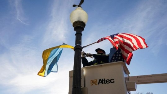 Zelensky në Amerikë, flamuri ukrainas valëvitet krah atij të SHBA-së