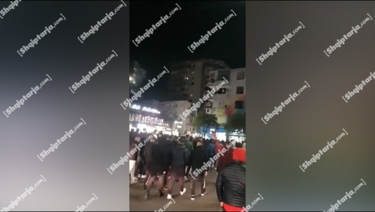 VIDEO/ Të ndarë dhe të shoqëruar nga policia, kryeqyteti 'pushtohet' nga tifozët e Tiranës dhe Partizanit