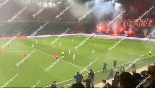 VIDEO/ Shtyhet me disa minuta derbi Tirana - Partizani, shkak bëhen tifozët! Koreografi spektakolare në stadium