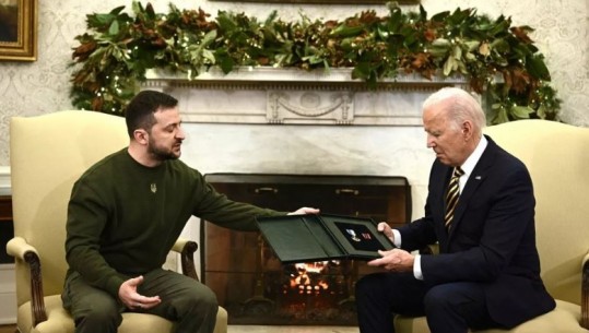 Takimi në Shtëpinë e Bardhë, Zelensky i dorëzon medalje presidentit Biden: Hero i popullit të Ukrainës