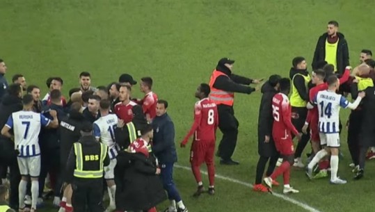 VIDEO/ Derbi nuk ka mbarim, lojtarët e Tiranës dhe Partizanit përleshen për një flamur