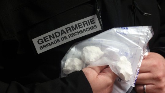 Goditet grupi shqiptaro-francez, 3 në pranga! Sekuestrohen 11 kg kokainë e heroinë dhe 20 mijë euro cash 