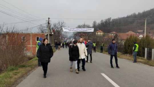 Protesta e serbëve në Veri të Kosovës, nisin të mblidhen protestuesit