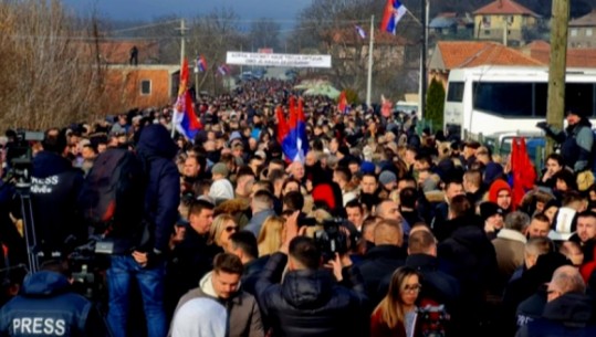 Tensionet në Veri të Kosovës, serbët mblidhen për të protestuar në Rudarë