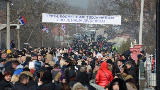 Tensionet në veri të Kosovës, protesta pa incidente e serbëve në Rudarë! Sveçla: Nëse KFOR-i nuk vepron, do i heqim vetë barrikadat