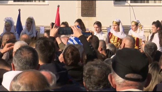 Vizita në Derviçan, kryeministri grek pritet me këngë dhe valle popullore