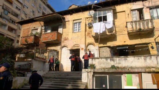 7 familje të një Pallati në Tiranë duhet të dalin nga banesat se prona do t'i kthehet pronarit, konfliktohen me policinë: Kemi 40 vite këtu, ku do të flemë sonte?