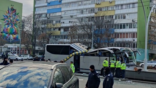 Aksident tragjik në Rumani, autobusi me 47 pasagjerë përplaset me shtyllën! 1 i vdekur dhe 24 të plagosur (VIDEO)