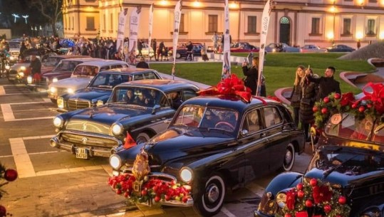FOTOT/ Dhjetëra makina historike ekspozohen pranë muzeut Bunk’Art 2, vizitohen nga qytetarët nostalgjikë për të shkuarën