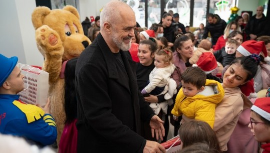 Në vigjilje të Krishtlindjes, Rama ndan dhurata për fëmijët në Pediatrinë e Tiranës (VIDEO)
