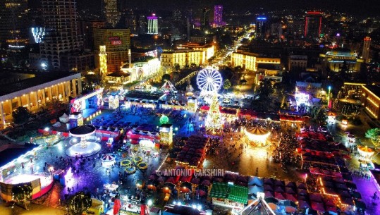FOTOT/ Tirana më magjike se kurrë, festat e fundvitit i japin ‘dritë’ kryeqytetit